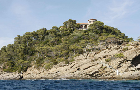 General view of the villa belonging to the family of France's first lady Carla Bruni-Sarkozy which is perched on the secluded promontory of Cap Negre, near Cavaliere on July 30, 2009. France's President Nicolas Sarkozy and his wife will spend three weeks at the villa on the Cote d'Azur as Sarkozy rests following a dizzy turn while out jogging at the weekend.[Xinhua/Reuters]