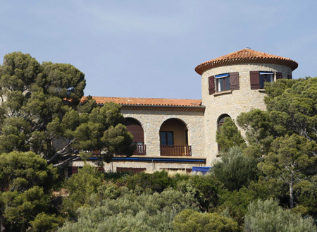 General view of the villa belonging to the family of France's first lady Carla Bruni-Sarkozy which is perched on the secluded promontory of Cap Negre, near Cavaliere on July 30, 2009.[Xinhua/Reuters]