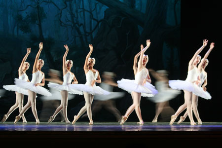 Dancers of the Long Beach Ballet from California of the United States perform 'The Swan Lake' for Chinese citizens in Hefei, east China's Anhui Province, Aug.1, 2009.[Wang Suying/Xinhua] 