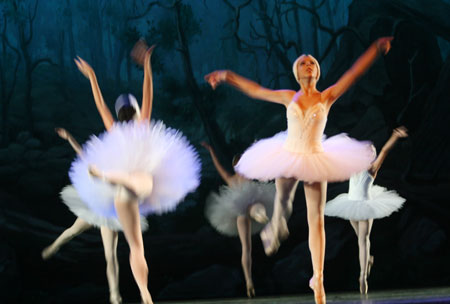 Dancers of the Long Beach Ballet from California of the United States perform 'The Swan Lake' for Chinese citizens in Hefei, east China's Anhui Province, Aug.1, 2009.[Wang Suying/Xinhua]