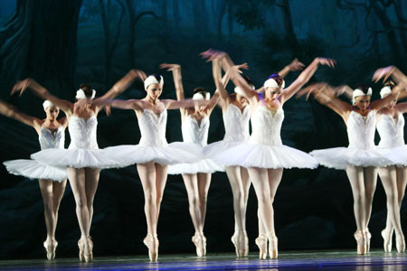 Dancers of the Long Beach Ballet from California of the United States perform 'The Swan Lake' for Chinese citizens in Hefei, east China's Anhui Province, Aug.1, 2009. [Wang Suying/Xinhua]