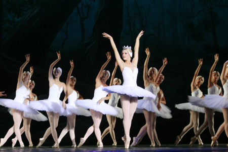 Dancers of the Long Beach Ballet from California of the United States perform 'The Swan Lake' for Chinese citizens in Hefei, east China's Anhui Province, Aug.1, 2009.[Wang Suying/Xinhua]