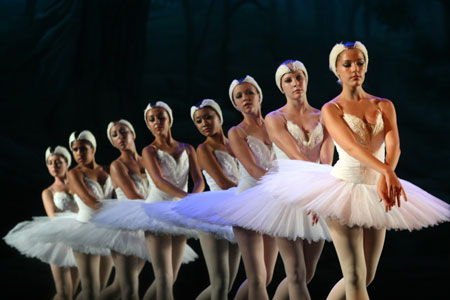 Dancers of the Long Beach Ballet from California of the United States perform 'The Swan Lake' for Chinese citizens in Hefei, east China's Anhui Province, Aug.1, 2009.[Wang Suying/Xinhua]