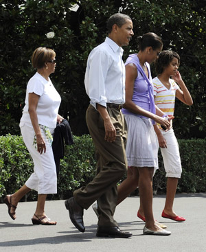 U.S. President Barack Obama (2nd L) departs the White House with his mother-in-law Marian Robinson (L), wife Michelle Obama (2nd R) and daughter Maila, via the Marine One helicopter for a weekend visit to Camp David, in Washington, August 1, 2009. [Xinhua/Reuters]