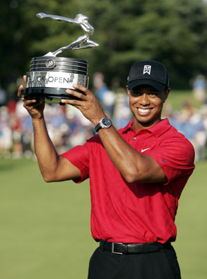 Tiger Woods holds up the championship trophy after winning the Buick Open PGA golf tournament at Warwick Hills in Grand Blanc, Michigan August 2, 2009. [Xinhua/Reuters]