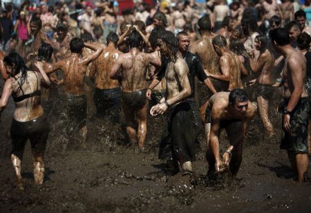 Revellers play in the mud during the 15th Woodstock Festival in Kostrzyn-upon-Odra River, close to the Polish and German border, August 1, 2009.[Xinhua/Reuters]