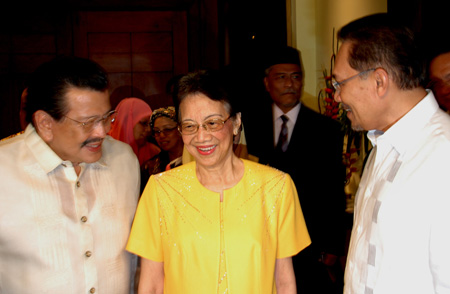 File photo taken on June 6, 2008 shows former Philippine President Corazon Aquino (C) attending a banquet at the residential place of former Philippine President Joseph Estrada (L) in Manila.[Xinhua, File Photo]