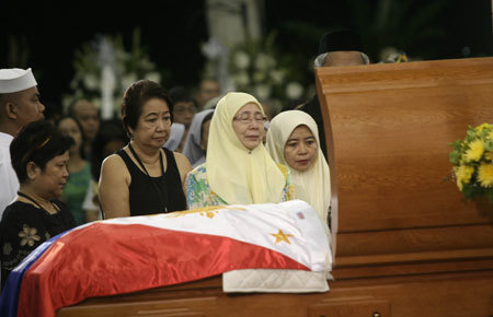 Malaysian political figure Wan Azizah Wan Ismail (C) views the remains of late Philippine President Corazon Aquino at La Salle school gym in suburban Mandaluyong, east of Manila, Aug. 2, 2009.[Luis Liwanag/Xinhua]