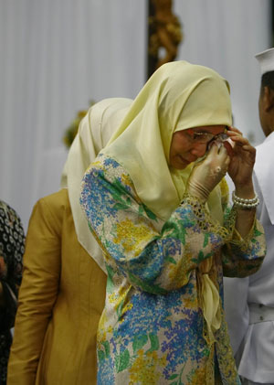 Malaysian political figure Wan Azizah Wan Ismail wipes tears after viewing the remains of late Philippine President Corazon Aquino at La Salle school gym in suburban Mandaluyong, east of Manila, Aug. 2, 2009. [Luis Liwanag/Xinhua]