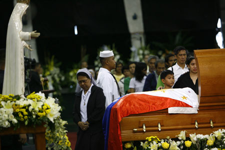 Philippine people view the remains of late Philippine President Corazon Aquino at La Salle school gym in suburban Mandaluyong, east of Manila, Aug. 2, 2009. [Luis Liwanag/Xinhua]