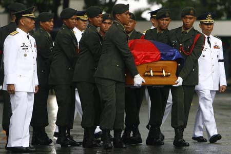 Philippine soldiers carry the coffin of late former Philippine President Corazon 'Cory' Aquino to a gymnasium for her funeral wake in Mandaluyong City, east of Manila, the Philippines, August 1, 2009. Corazon Aquino's died at the age of 76 on Aug. 1. [Luis Liwanag/Xinhua]