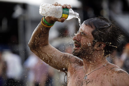 A concert goer plays in the mud during the All Points West music festival at Liberty State Park in Jersey City, New Jersey August 2, 2009. [Xinhua/Reuters]