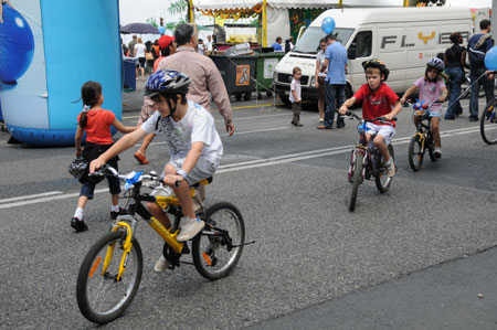 Children ride bicycles as they take part in an activity named 'Slowup' alongside the Lake of Geneva in Geneva, Switzerland, Aug. 2, 2009. People could ride or walk on the 26-km-long road alongside the Lake of Geneva on Sunday, while the passage of motor vehicles was forbidden on the road. The activity aimed at improving the awareness of environment protection. [Yang Jingde/Xinhua]