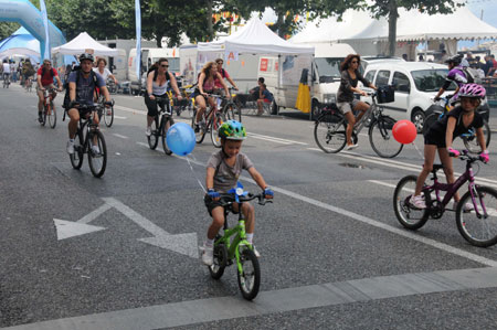 People take part in an activity named 'Slowup' alongside the Lake of Geneva in Geneva, Switzerland, Aug. 2, 2009. People could ride or walk on the 26-km-long road alongside the Lake of Geneva on Sunday, while the passage of motor vehicles was forbidden on the road. The activity aimed at improving the awareness of environment protection. [Yang Jingde/Xinhua]