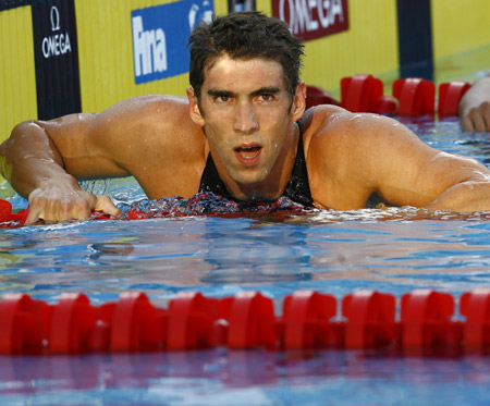 Michael Phelps of the U.S. swims out of the pool after winning the men's 100m butterfly final at the 13th FINA World Championships in Rome, Aug. 1, 2009. (Xinhua/Zhang Yuwei)