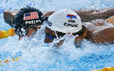 Michael Phelps of the U.S. competes during the men's 100m butterfly final at the 13th FINA World Championships in Rome, Aug. 1, 2009. (Xinhua/Zhang Yuwei)