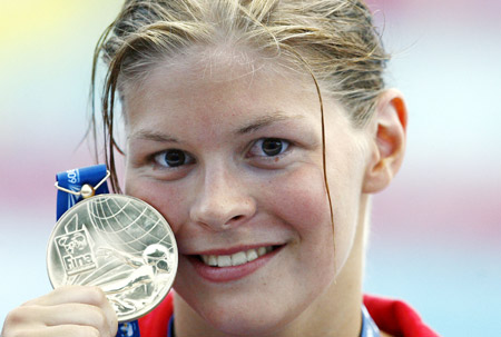 Denmark's Lotte Friis poses with her medal during the awarding ceremony of the women's 800m freestyle at the 13th FINA World Championships in Rome, Aug. 1, 2009. Lotte Friis won the gold with 8:15.92. (Xinhua/Zhang Yuwei)