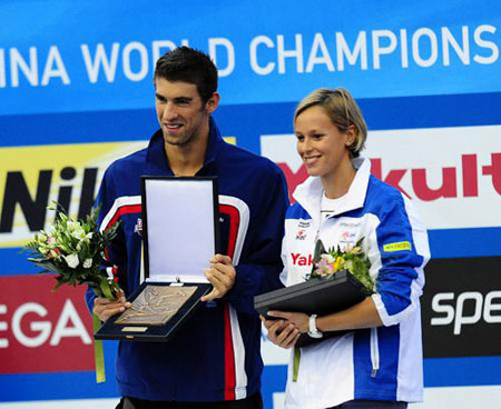 Italy's Federica Pellegrini(R) and Michael Phelps(L) of the United States pose after receiving a prize as the most successful individual swimmers , at the FINA Swimming World Championships in Rome, Sunday, Aug. 2, 2009. (Xinhua/Zeng Yi) 