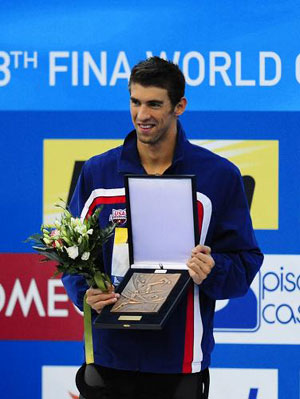 Michael Phelps of the United States pose after receiving a prize as the most successful individual swimmers , at the FINA Swimming World Championships in Rome, Sunday, Aug. 2, 2009.(Xinhua/Zeng Yi) 