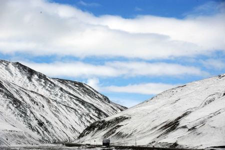 The snow-capped Kunlun Mountain is pictured in the hinterland of the Qinghai-Tibet Plateau, west China, July 30, 2009. (Xinhua/Hou Deqiang)