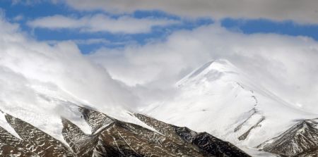 The snow-capped Kunlun Mountain is pictured in the hinterland of the Qinghai-Tibet Plateau, west China, July 30, 2009. (Xinhua/Hou Deqiang)