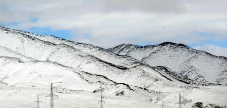 The snow-capped Kunlun Mountain is pictured in the hinterland of the Qinghai-Tibet Plateau, west China, July 30, 2009. (Xinhua/Hou Deqiang) 