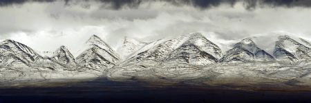 The snow-capped Kunlun Mountain is pictured in the hinterland of the Qinghai-Tibet Plateau, west China, July 30, 2009. (Xinhua/Hou Deqiang) 