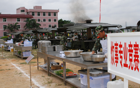 Chinese armed policemen prepare food as they participate in a skill competition during a para-military logistic exercise in Fuzhou, capital of southeast China's Fujian Province, August 3, 2009. [Zeng Zhaoqun/Xinhua]