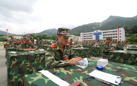 Chinese armed policemen count bank notes as they participate in a skill competition during a para-military logistic exercise in Fuzhou, capital of southeast China's Fujian Province, August 3, 2009. [Zeng Zhaoqun/Xinhua]