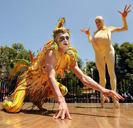 Cirque anniversary: Artists perform at the Grove in Los Angeles to celebrate the 25th anniversary of the Cirque du Soleil.[Xinhua/AFP]