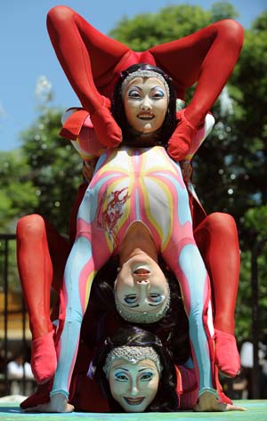 Grove show:Artists perform at the Grove in Los Angeles to celebrate the 25th anniversary of the Cirque du Soleil.[Xinhua/AFP]