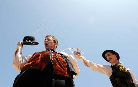 Cirque anniversary:Artists perform at the Grove in Los Angeles to celebrate the 25th anniversary of the Cirque du Soleil.[Xinhua/AFP]