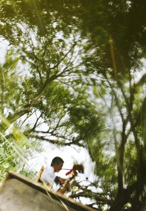 A young man of Bai ethnic group sings folk songs for tourists on West Lake, in Eryuan County, Dali Bai Autonomous Prefecture, southwest China's Yunnan Province, Aug. 3, 2009. Dali is the only autonomous prefecture of Bai ethnic group in China and has a population of 3,470,000 with one third of which from Bai.[Fei Maohua/Xinhua]