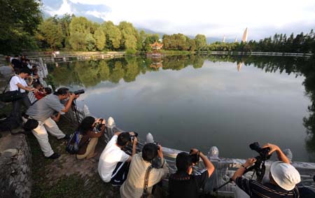 Tourists visit the West Lake, in Eryuan County, Dali Bai Autonomous Prefecture, southwest China's Yunnan Province, Aug. 3, 2009. Dali is the only autonomous prefecture of Bai ethnic group in China and has a population of 3,470,000 with one third of which from Bai.[Fei Maohua/Xinhua]