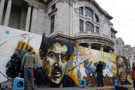 Graffiti artists paint on a 217-meter-long board near an art gallery in Mexico City, Aug. 2, 2009.[Xinhua] 