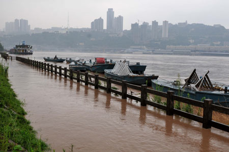 The flood peak of this year's highest level in the Yangtze River flows past southwest China's Chongqing Municipality, August 3, 2009.[Zhong Guilin/Xinhua] 