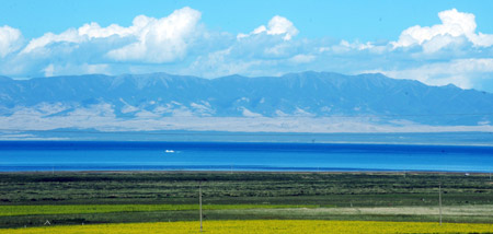 Photo taken on Aug. 3, 2009 shows part of the summer scenery of Qinghai Lake. Located in northeast part of Qinghai-Tibet Plateau with an altitude of over 3,200 meters, Qinghai Lake, covering an area of 4,300 square km, and about 150 kilometers west of Xining, capital of northwest China's Qinghai Province, is the largest lake, and also the largest salt-water lake in China as well as an important ecological and natural reserve. [Xinhua]