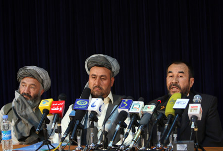 Presidential candidate Abdul Majid Samim (R) speaks during a press conference in Kabul, capital of Afghanistan, Aug. 3, 2009. Samim withdrew from the presidential election in favor of incumbent president and presidential candidate Hamid Karzai on Monday. He is the third out of 41 presidential candidates who withdrew in favor of Karzai. [Xinhua]