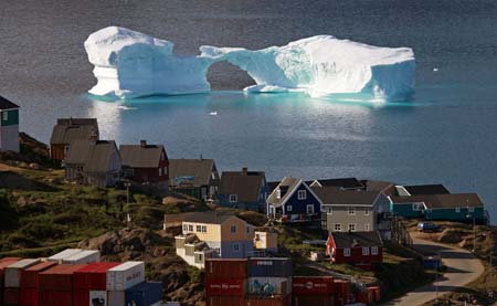 An iceberg floats near a harbour in the town of Kulusuk, east Greenland August 1, 2009.[Xinhua/Reuters]