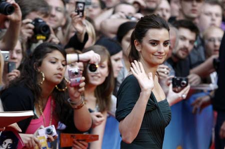  Spanish actress Penelope Cruz waves as she arrives at the German premier of the film 'Broken Embraces' in Berlin, August 3, 2009.[Xinhua/Reuters]