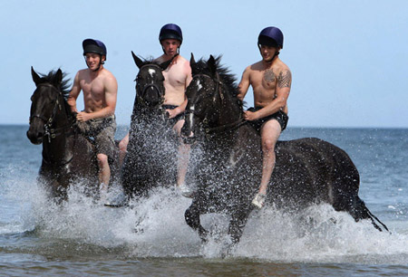 Photo shows the Household Cavalry Mounted Regiment begins its annual Regimental Training in Norfolk, England, Aug. 3, 2009 [chinanews.com.cn]