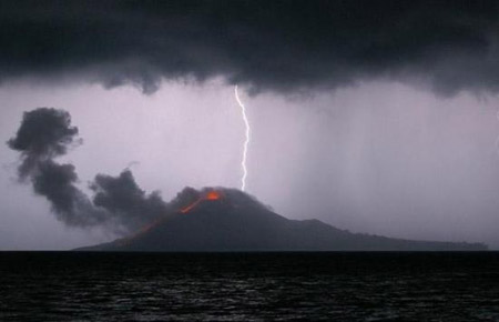 Photo taken by Photographer Marco Fuller shows a storm passing over the fiery cone. Towering 1,200ft above the tropical stillness of the Sunda Strait in Indonesia, one of the most terrifying volcanoes the world has ever known has begun to stir once more. Almost 126 years to the day since Krakatoa first showed signs of an imminent eruption, stunning pictures released this week prove that the remnant of this once-enormous volcano is bubbling, boiling and brimming over. [www.sina.com.cn]