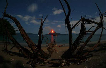 Photo taken by Photographer Marco Fuller shows the remnant of this once-enormous volcano is bubbling, boiling and brimming over. In 1883, more than 36,0000 people died when Krakatoa erupted - today, thousands more farmers live near the volcano.[www.sina.com.cn]