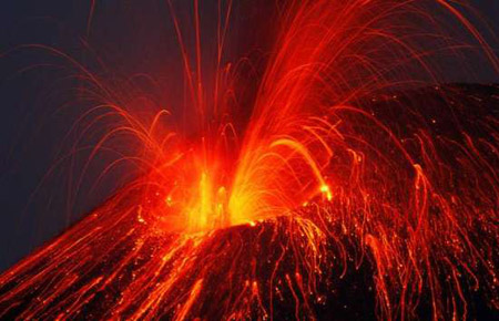 Photo shows that in an awesome display of flaming lava and molten ash, Anak Krakatoa - the child of Krakatoa - reveals its latent power. In recent years, eruptions have steadily grown in intensity.[www.sina.com.cn]