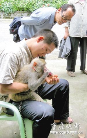 Photo taken shows Zhang Xiaogang is feeding the wild monkey who got scared when the July 22 solar eclipse occurred. 