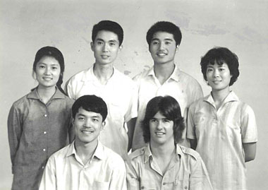 A group picture that Dines (second from left in the front row) posed for with friends during teaching in Nanjing in 1979. [Shanghai Daily]