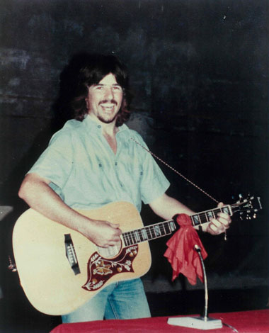 Dines performs at a party in Nanjing, Jiangsu Province, in 1979. [Shanghai Daily]
