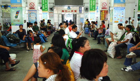 Passengers wait for leaving Haikou harbor to Guangdong Province in Haikou, capital of south China's Hainan Province, Aug. 4, 2009. Tropical storm Goni, formed in the Pacific near Hainan on Monday, is forecast to strike China. [Zhao Yingquan/Xinhua]