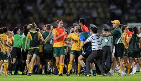 Australia's players dispute with referees after the Group B match against China at the AFC U-19 Women's Championship in Wuhan, central China's Hubei Province, Aug. 3, 2009. China won the match 2-1.(Xinhua/Cheng Min) 