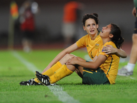 Two players of Australia shed tears after losing to China in the Group B match at the AFC U-19 Women's Championship in Wuhan, central China's Hubei Province, Aug. 3, 2009. China won the match 2-1.(Xinhua/Cheng Min) 